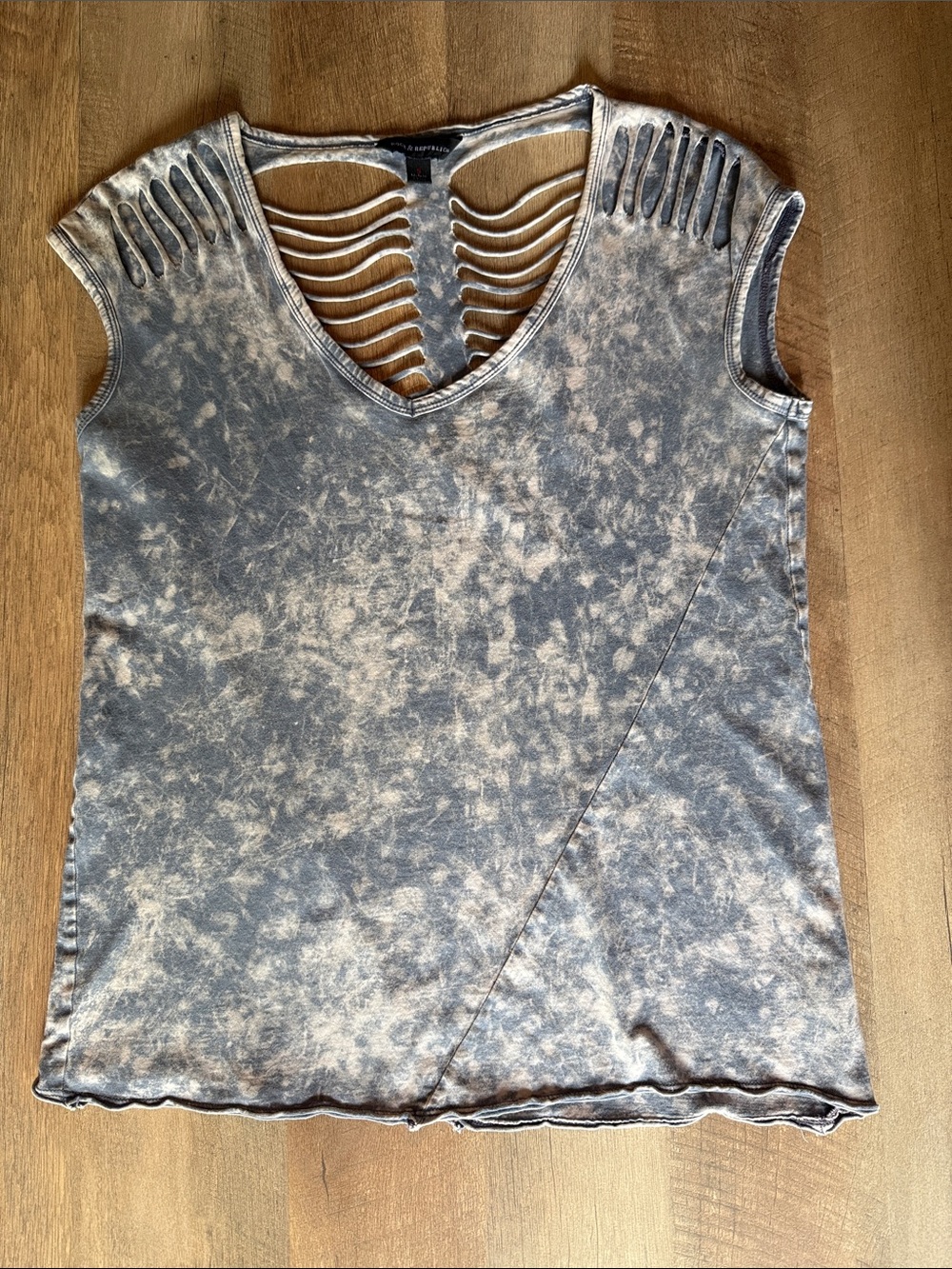 Rock & Republic Distressed Acid Wash Cutout V-Neck Women's Small
